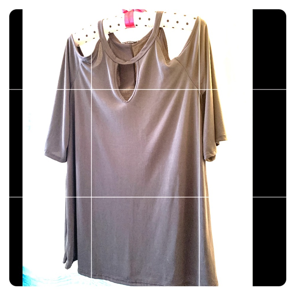 Gray shirt sleeve open shoulder shirt